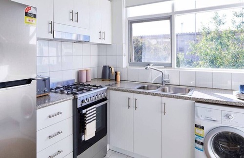 Elwood Apartment | Charming Elwood St Kilda Apmnt with Parking