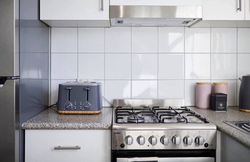 Elwood Apartment | Charming Elwood St Kilda Apmnt with Parking