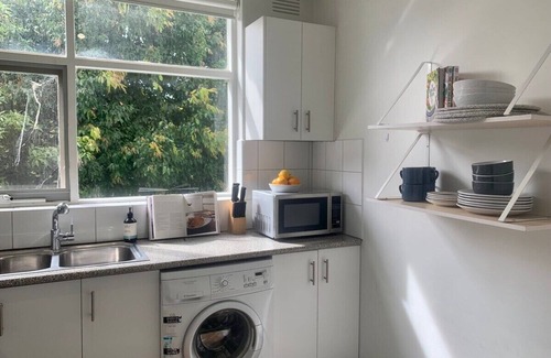 Elwood Apartment | Charming Elwood St Kilda Apmnt with Parking
