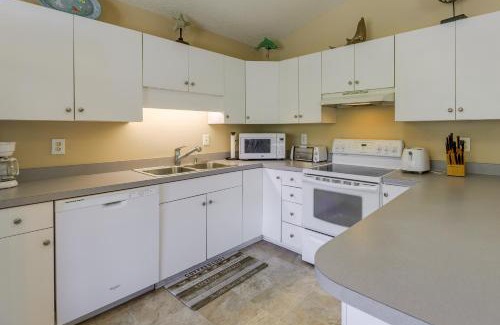 Emerald Isle House | Charming Emerald Isle Escape Less Than 1 Mi to Beach!