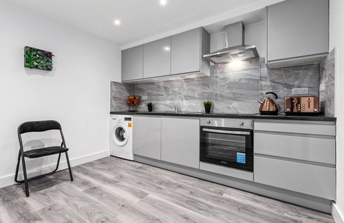 Highgate Apartment | Charming Ensuite Room in Finsbury Park London N19