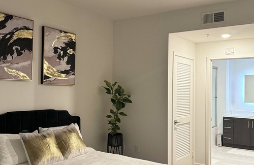 Hollywood Hills West Bed & Breakfast | Charming entire unit in delightful West Hollywood with AC, WiFi +
