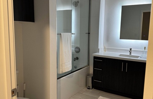 Hollywood Hills West Bed & Breakfast | Charming entire unit in delightful West Hollywood with AC, WiFi +