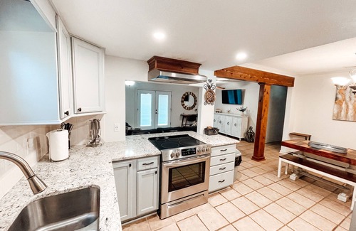 Lake Charles House | Charming Escape: WIFI Speed, Privacy, Location