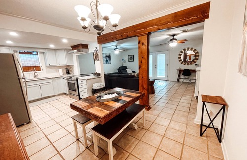 Lake Charles House | Charming Escape: WIFI Speed, Privacy, Location