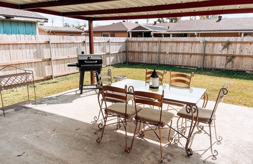 Lake Charles House | Charming Escape: WIFI Speed, Privacy, Location