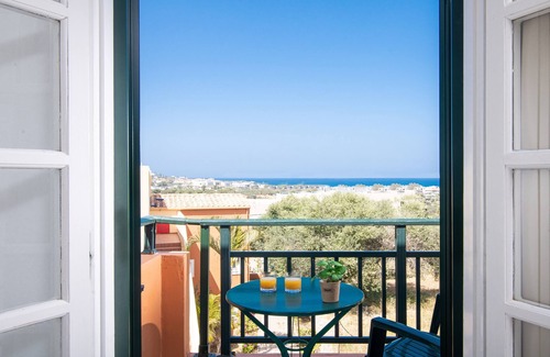 Hersonissos Centre Apartment | Charming Family Apartment with Sea View & Shared Pool