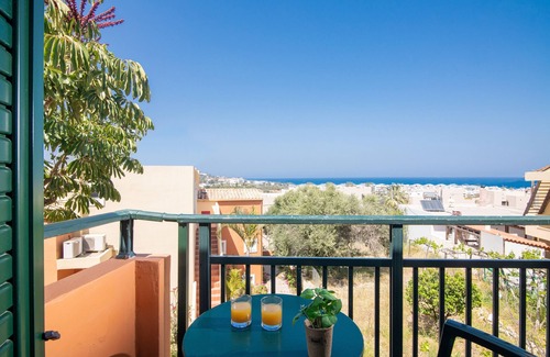 Hersonissos Centre Apartment | Charming Family Apartment with Sea View & Shared Pool