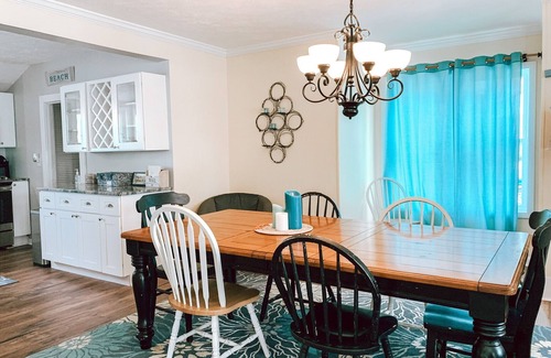 Elk Rapids House | Charming Family Cottage- downtown Elk Rapids, 2-blocks to town