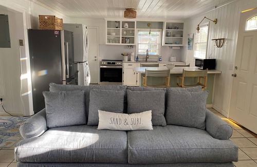 Oak Island Cottage | Charming family-friendly cottage near the beach, large lot with beautiful oaks