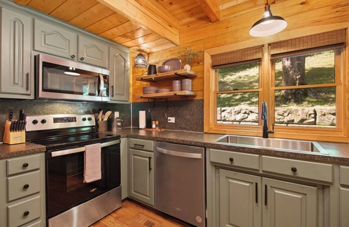 Blowing Rock Cabin | Charming Family Fun Cabin - Game Room, Arcade, Foosball by Grandfather Mountain