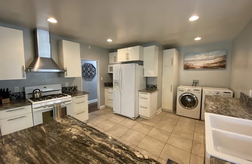 Burbank House | Charming family home in a quiet neighborhood of Burbank.