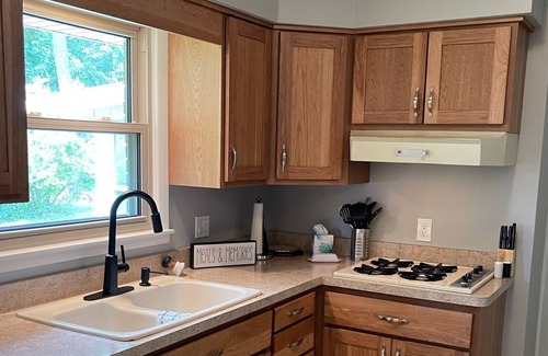 Mishawaka House | Charming Family Home near Notre Dame/Saint Mary's/Bethel/IUSB
