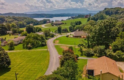 Dandridge House | Charming Family Lakeview Cottage 3 min to lake