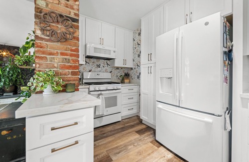North Broadway House | Charming family Ranchette - Entire Home with pool