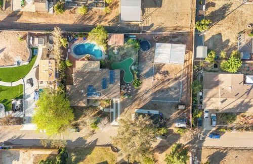North Broadway House | Charming family Ranchette - Entire Home with pool