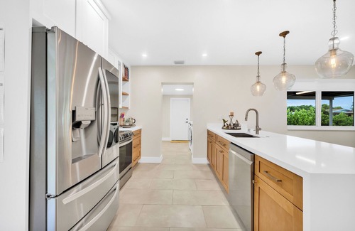 Westchester House | Charming Family Retreat in Miami: 10 Min from Miami International Airport