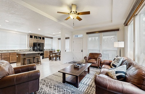Chelan House | Charming Family Retreat – Just Steps from the Water's Edge