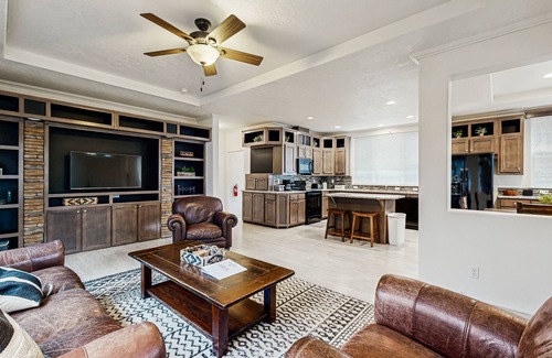 Chelan House | Charming Family Retreat – Just Steps from the Water's Edge