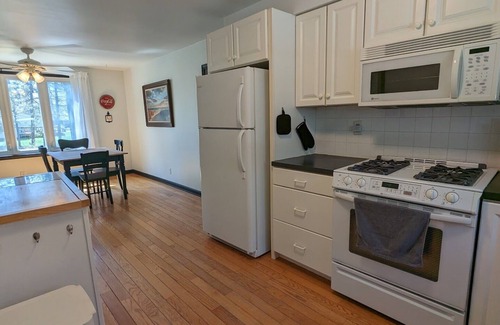 Montague House | Charming Farmhouse Cottage near Lake