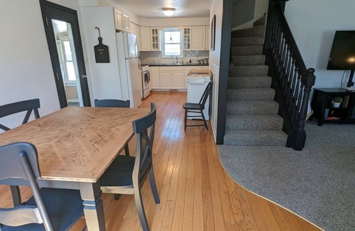 Montague House | Charming Farmhouse Cottage near Lake