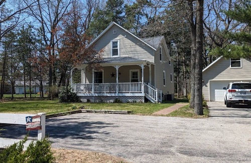 Montague House | Charming Farmhouse Cottage near Lake