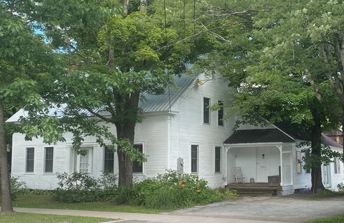 Waitsfield House | Charming Farmhouse in Waitsfield Village - Walk to River, Shops & More