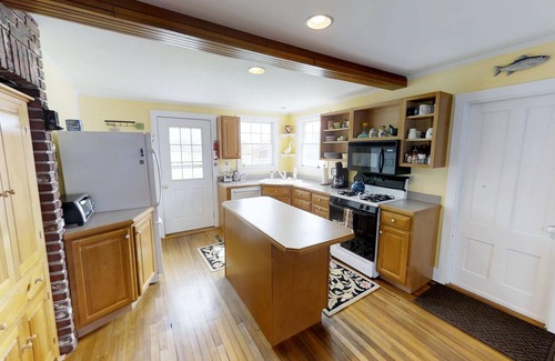 Mid-Coast and Islands Other | Charming farmhouse located near Live Well Farm, and Stover's Beach