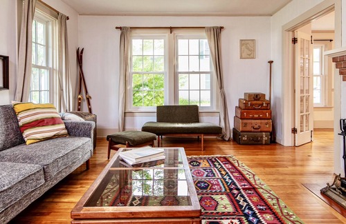 Chester House | Charming farmhouse on a peaceful street in the heart of Chester.