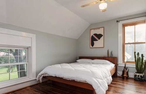 Chester House | Charming farmhouse on a peaceful street in the heart of Chester.