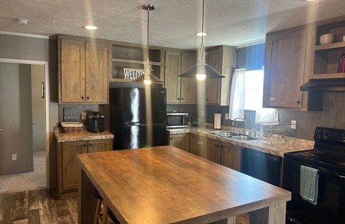 Arial House | Charming Fenced 3-BR house in serene Easley close to Swamp Rabbit Trail