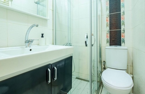 Gumussuyu Mahallesi Apartment | Charming Flat Close to Transit Hub in Central