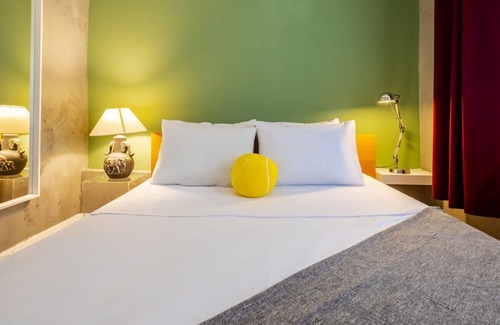 Gumussuyu Mahallesi Apartment | Charming Flat Close to Transit Hub in Central