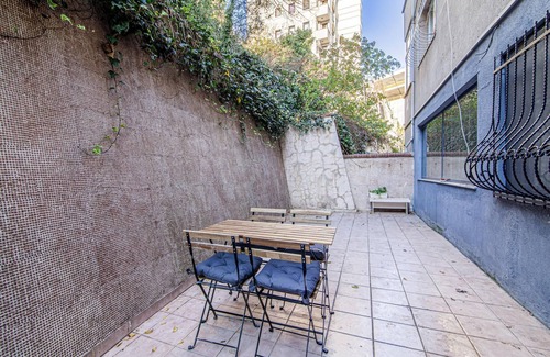 Gayrettepe Apartment | Charming Flat with Backyard Close to Zorlu Center