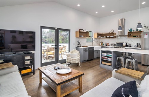 Eagle Rock House | Charming Flora-Filled Home, Office Space & Parking