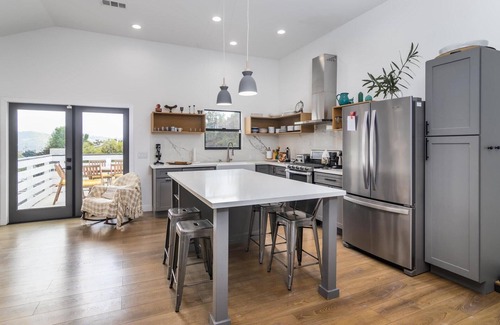 Eagle Rock House | Charming Flora-Filled Home, Office Space & Parking