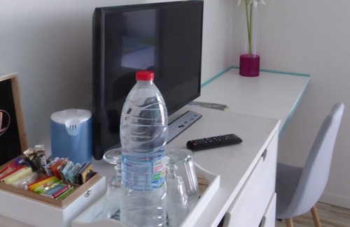 Lamonzie-Saint-Martin House | Charming guest room with kitchen area, quiet