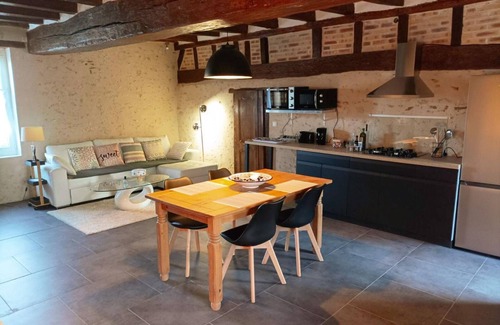 Feings Cottage | Charming Gîte with Fireplace, A/C, WiFi, and Large Garden in Serene Loire Valley Location