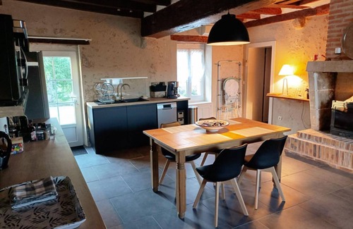 Feings Cottage | Charming Gîte with Fireplace, A/C, WiFi, and Large Garden in Serene Loire Valley Location