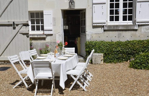 Saint-Georges-sur-Cher Cottage | Charming Renovated Estate with Pool, BBQ, and Vineyards near Loire Castles