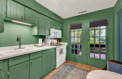 Historic Downtown Savannah Apartment | “Charming Garden Retreat – Where Comfort Meets Character”