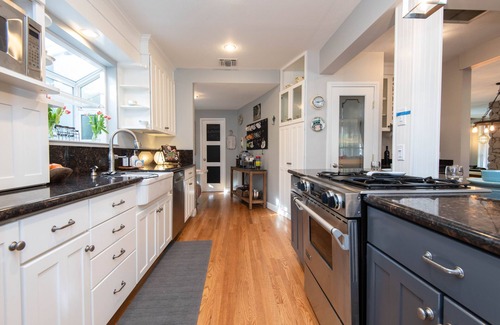 Toluca Lake House | Charming gem next-door to Universal Studios Hollywood
