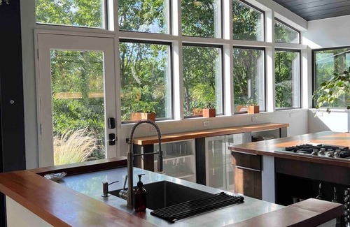 Gig Harbor House | Charming Getaway in Gig Harbor | Hot Tub | Patio