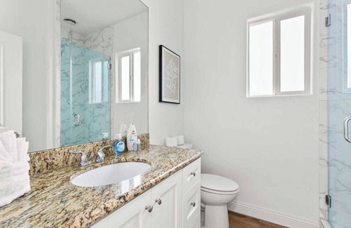 Sylmar House | Charming Getaway on Apple Grove Ln