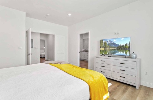 Sylmar House | Charming Getaway on Apple Grove Ln