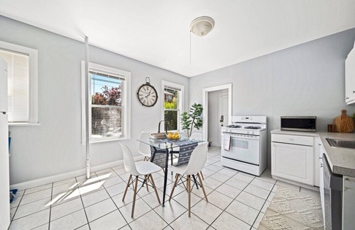 Oak Square Apartment | Charming getaway with smart TV and full kitchen
