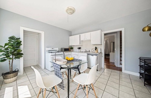 Oak Square Apartment | Charming getaway with smart TV and full kitchen