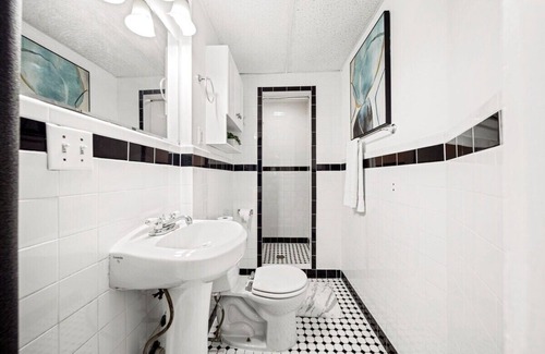 Oak Square Apartment | Charming getaway with smart TV and full kitchen