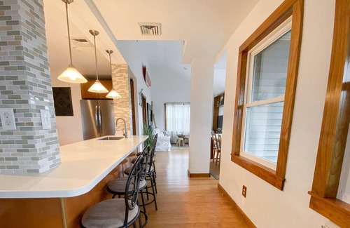 Keansburg House | Charming getaway with amazing views of the bay & NYC skyline - walk to beach