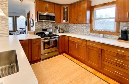 Keansburg House | Charming getaway with amazing views of the bay & NYC skyline - walk to beach
